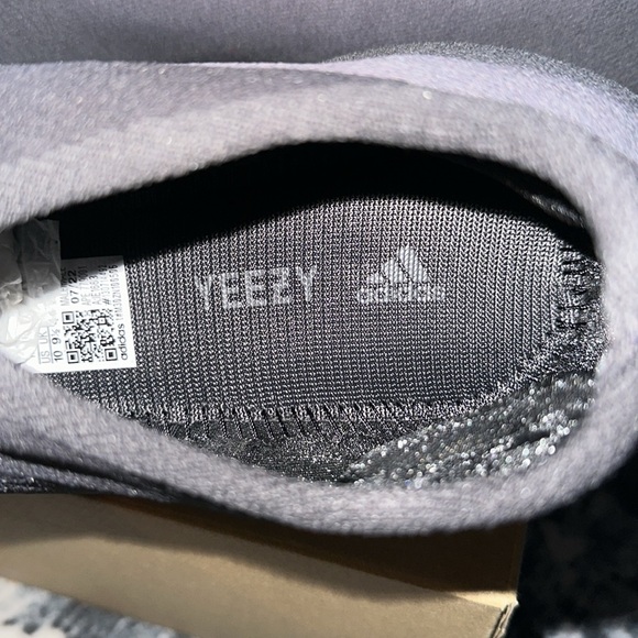 Yeezy Knit RNR size 10 in mint condition! ❌ Sold❌ - Picture 4 of 8